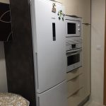 En este caso estamos con la gama de marrones, poniendo en la zona de abajo un marrón oxido en mate y en la zona de arriba un beige brillo, con encimera de Dekton mezclando tonos en marrón y frontal forrado del mismo material que encimera, en este caso el tirador es lengueta.
